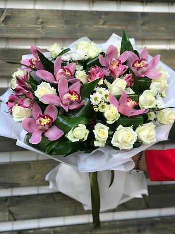 Букет цветов из: Розы и Хризантемы в Ленинградской