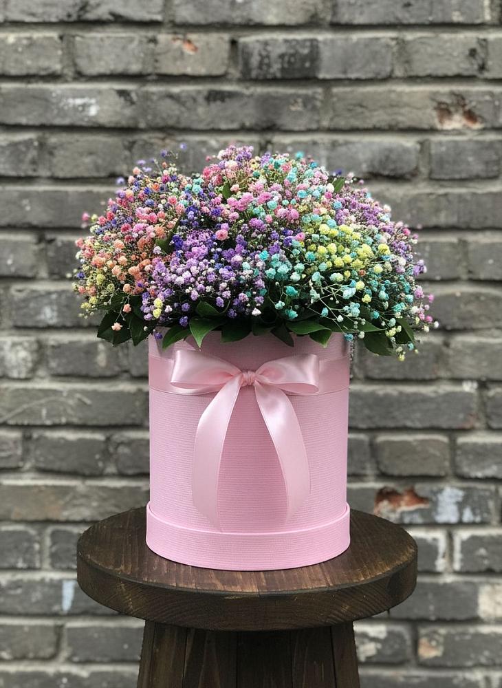 Цветочная композиция из Гипсофила и Розы в шляпной коробке в Ленинградской