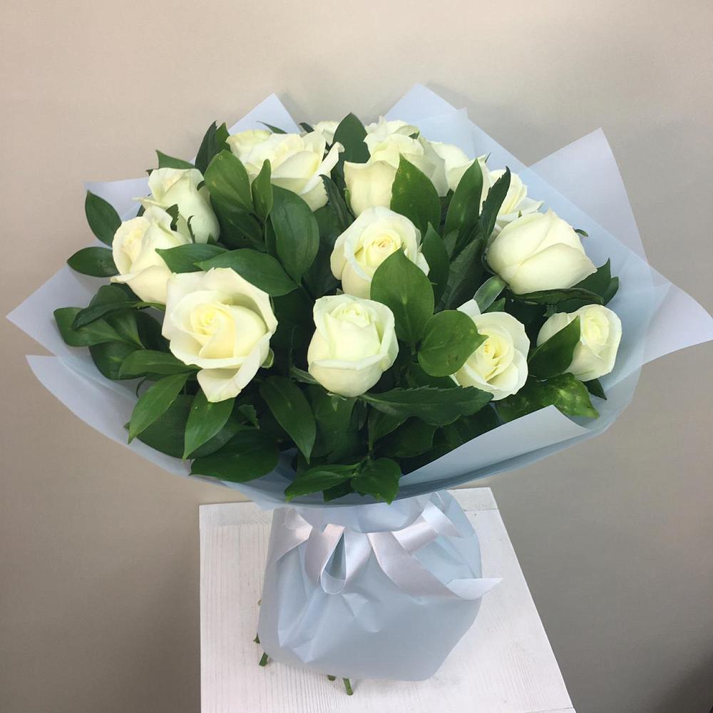 Букет 15 Белых роз Проуд в Ленинградской