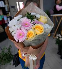 Букет цветов из:  Герберы, Розы и Хризантемы в Ленинградской