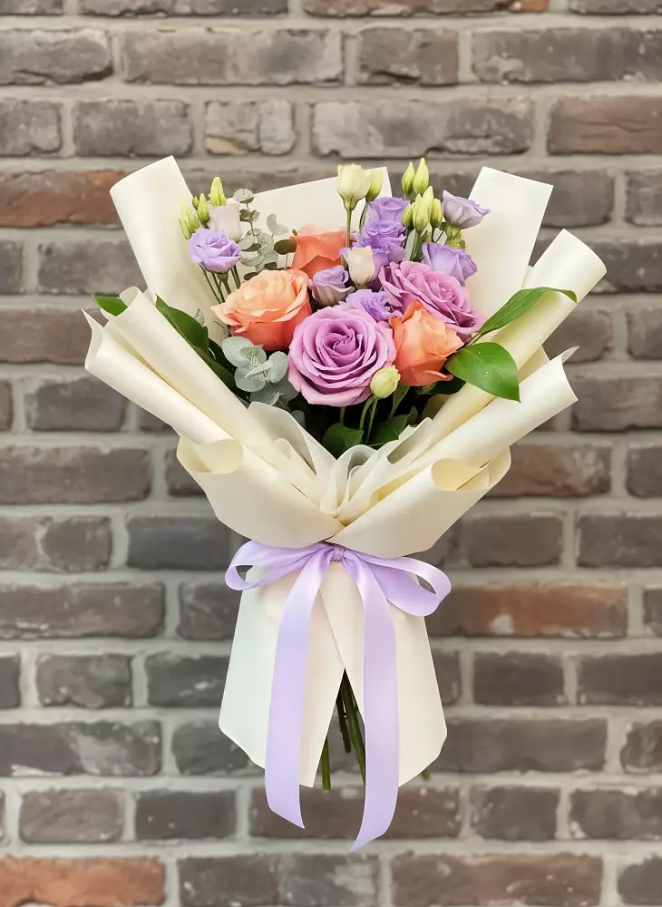 Букет цветов из: Лизиантусы и Розы в Ленинградской