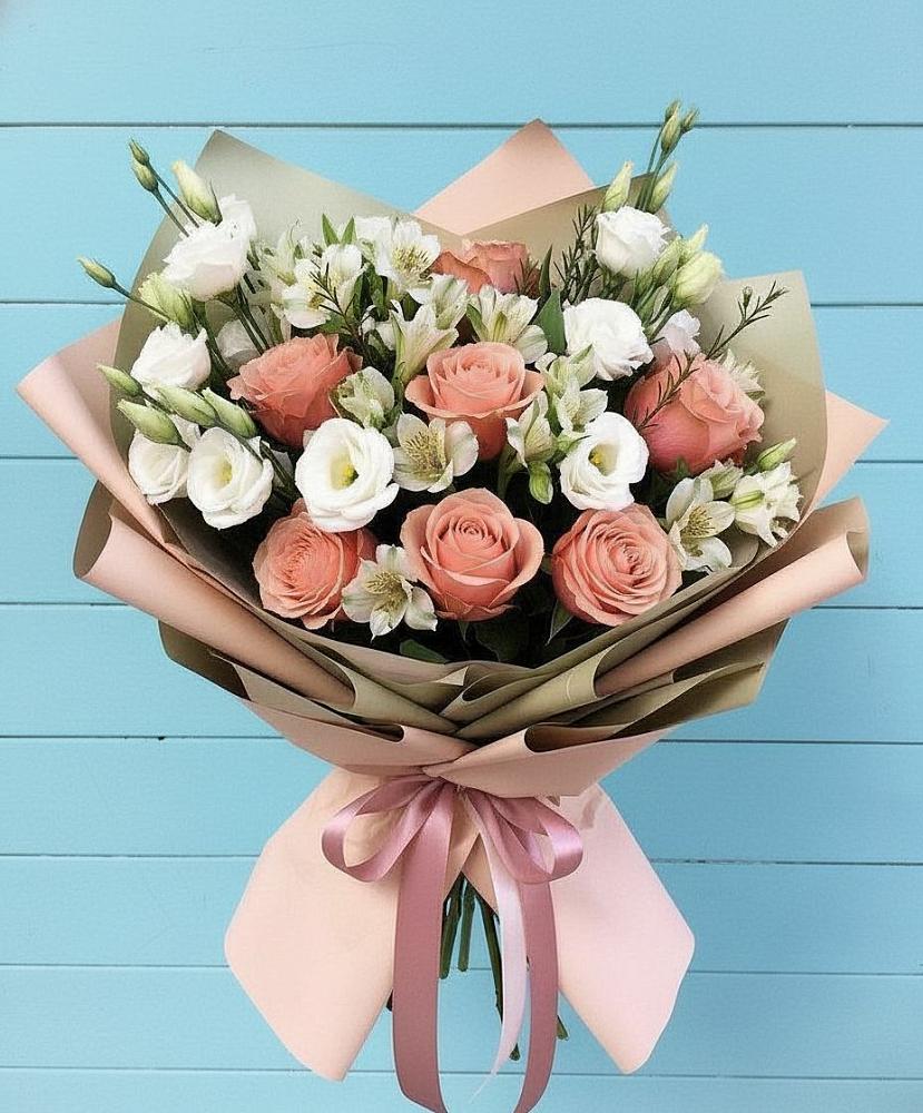 Букет цветов из: Розы, Альстромерии и Лизиантусы в Ленинградской