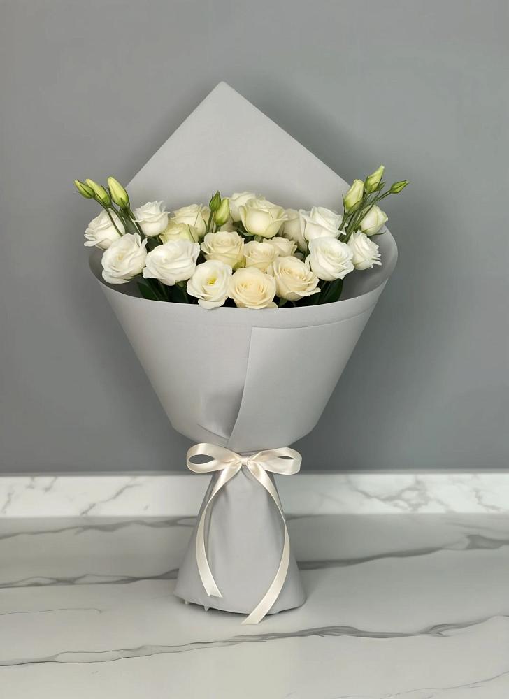 Букет цветов из: Розы и Лизиантусы в Ленинградской