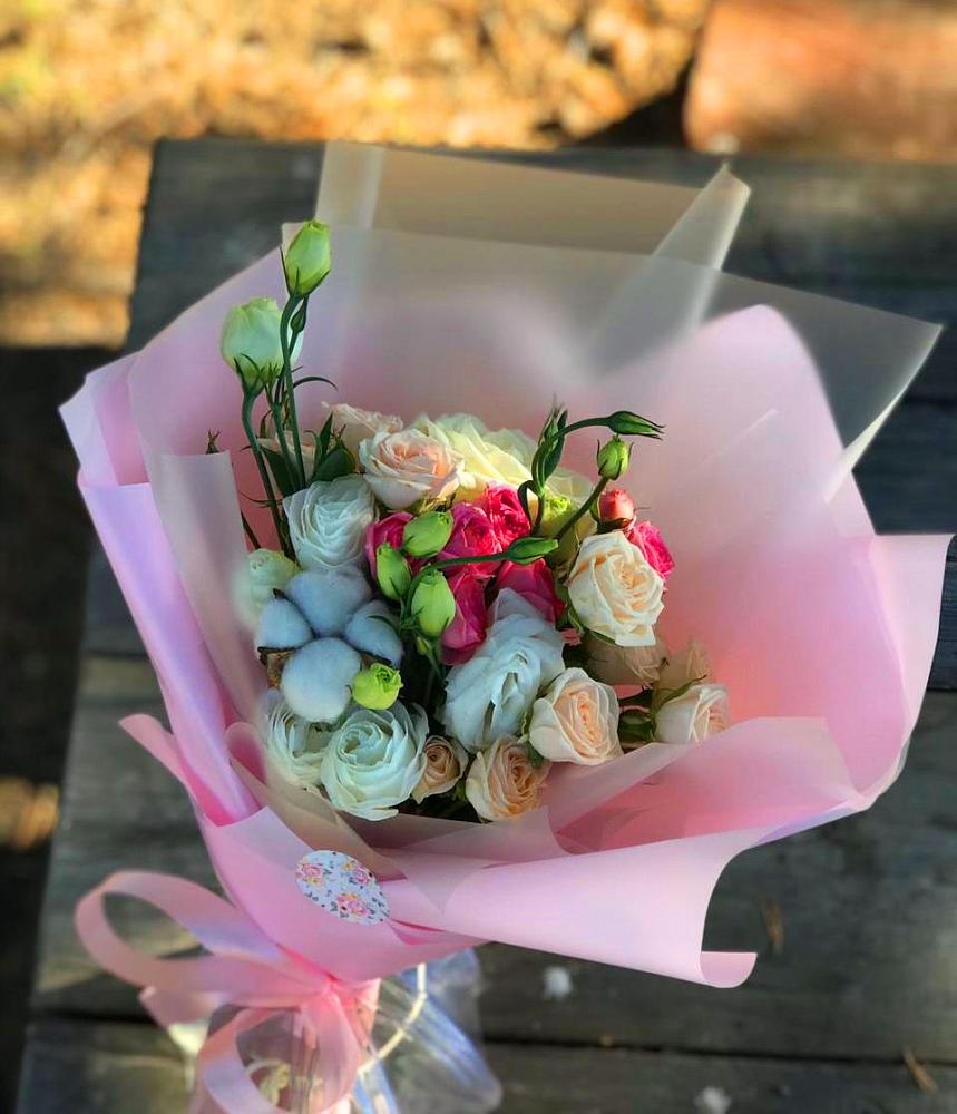 Букет цветов из: Розы и Лизиантусы в Ленинградской