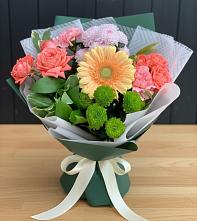 Букет цветов из:  Гвоздики, Розы, Герберы и Хризантемы в Ленинградской