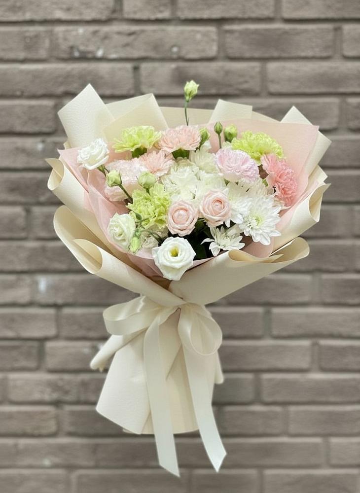 Букет цветов из: Гвоздики, Розы, Лизиантусы и Хризантемы в Ленинградской