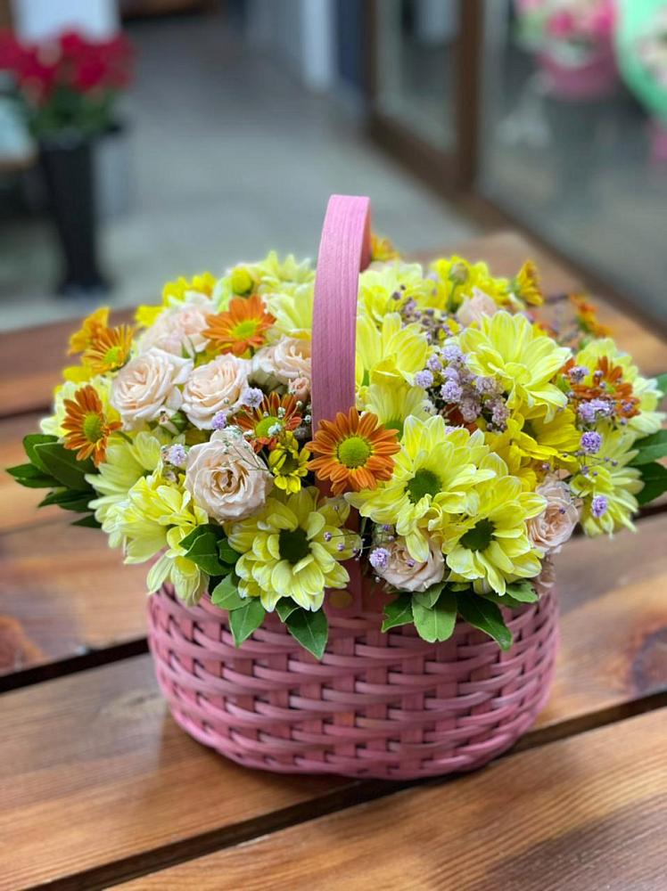 Цветочная композиция из Хризантемы и Розы в корзине в Ленинградской