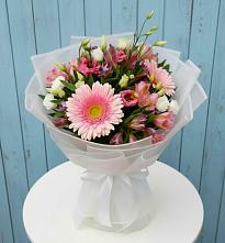 Букет цветов из:  Герберы, Альстромерии и Лизиантусы в Ленинградской