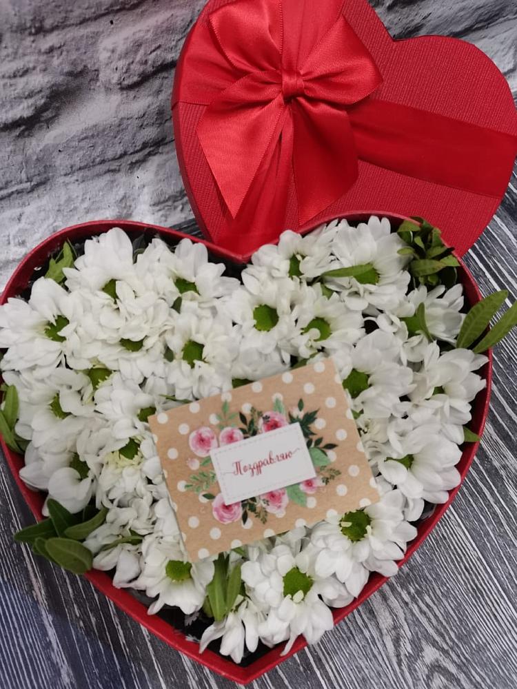 Цветочная композиция из Хризантемы в виде сердца в Ленинградской