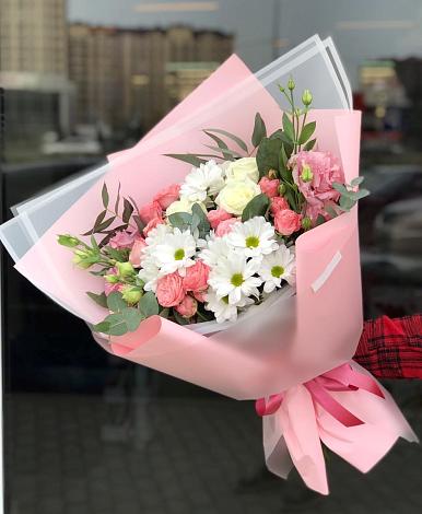 Букет цветов из: Розы, Лизиантусы и Хризантемы в Ленинградской