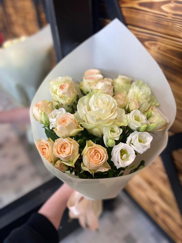 Букет цветов из: Розы и Лизиантусы в Ленинградской