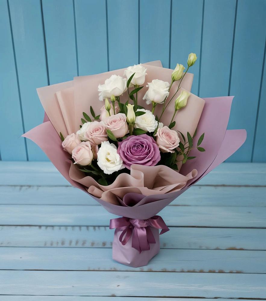 Букет цветов из: Розы и Лизиантусы в Ленинградской